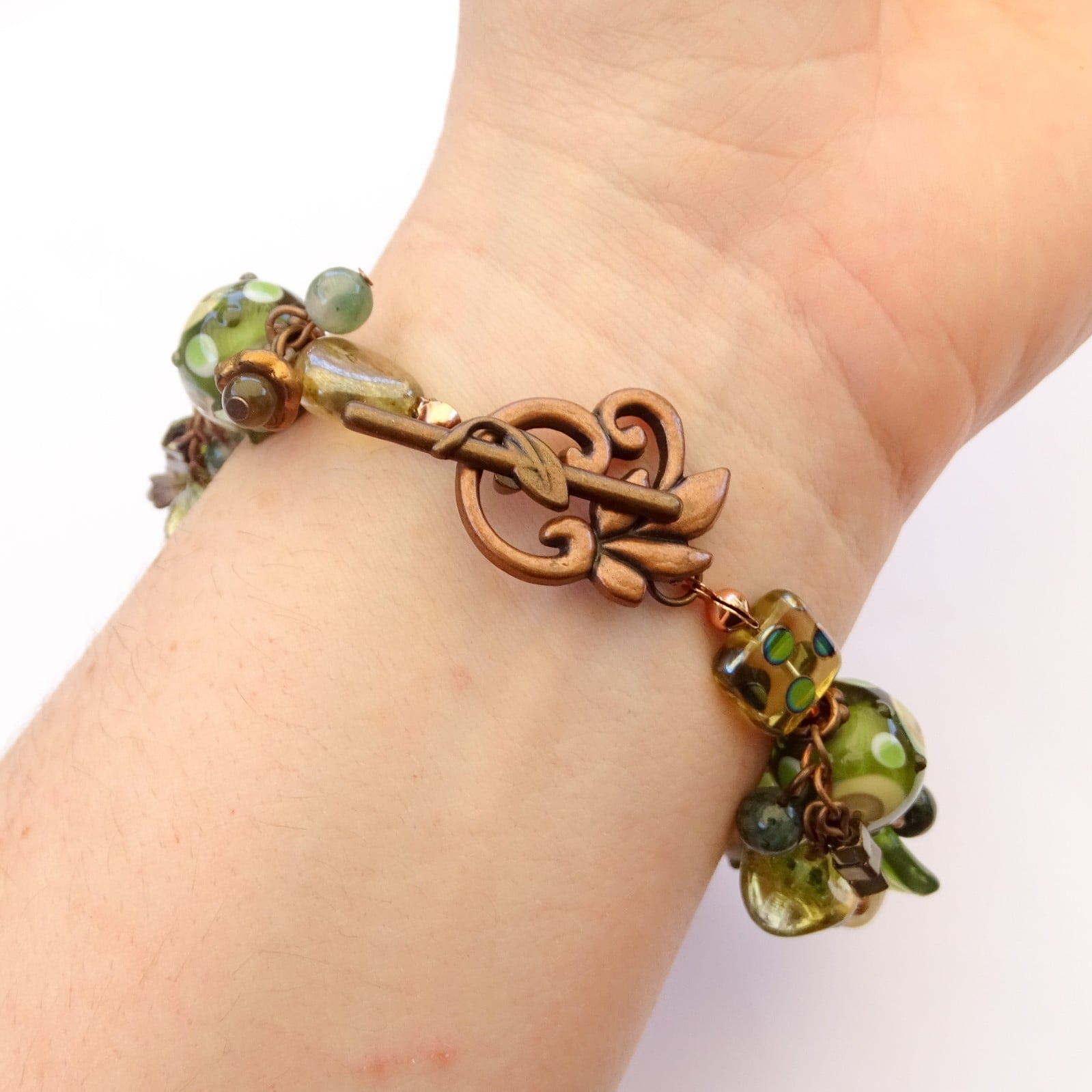 Bosgroene Statement Armband – Handgemaakte Lampwork Glaskralen & Vi… - 149807 Bosgroene Statement Armband – Handgemaakte Lampwork Glaskralen & Vintaj Brass