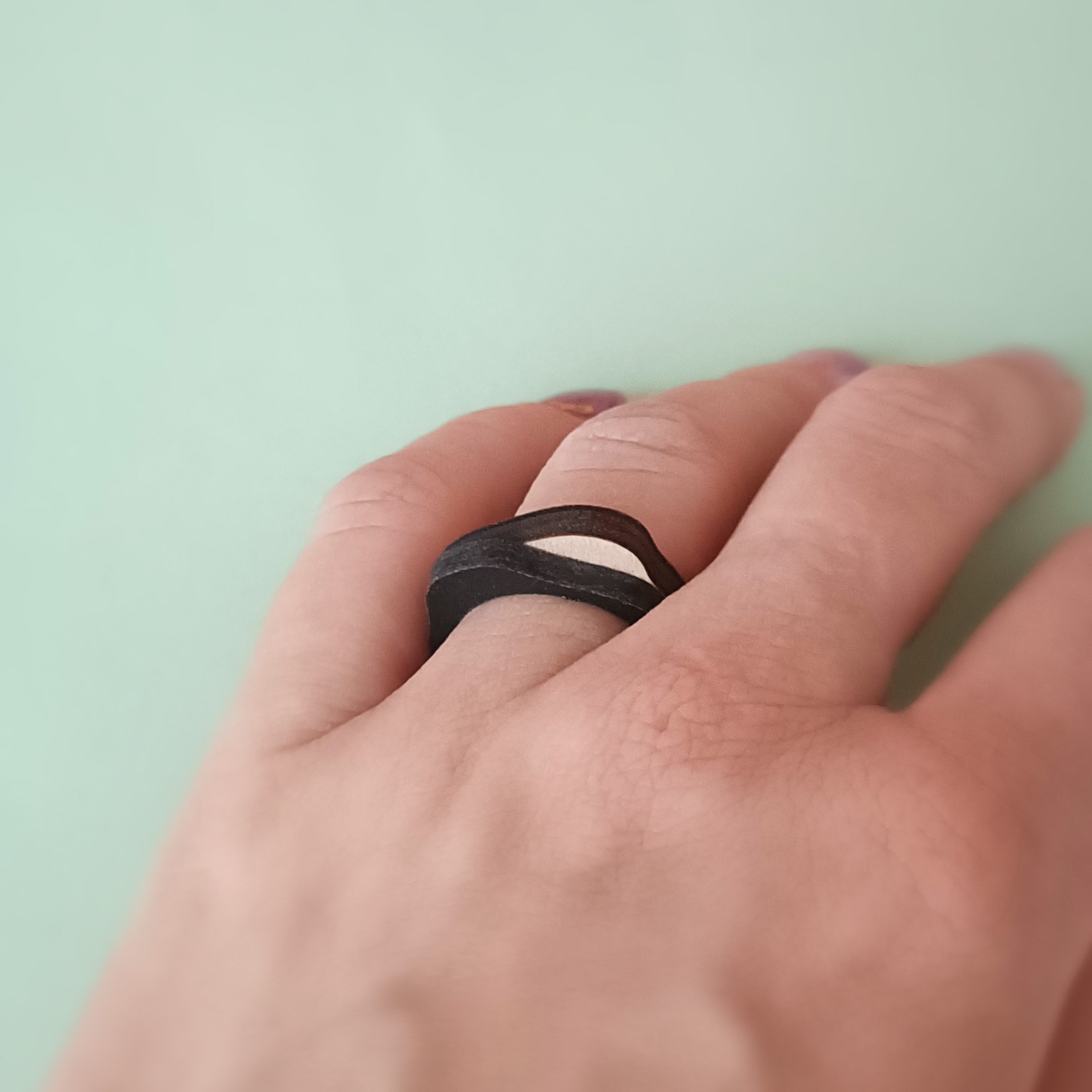 Golvende houten of zwarte stack ring - type 1 - 58936.jpeg Golvende houten of zwarte stack ring - type 1