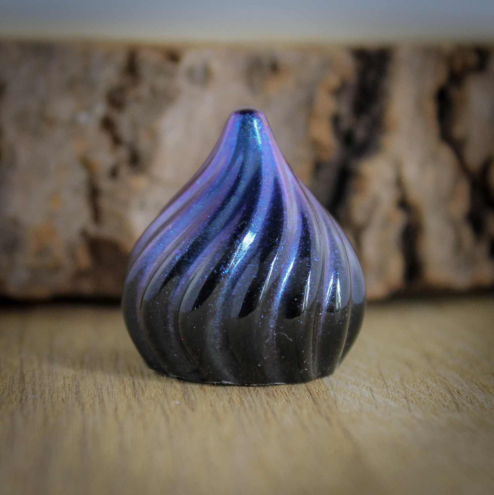 Kleine zwarte ring houder met gekleurde top voor bewaren op nachtkastje of  juwelen fotografie