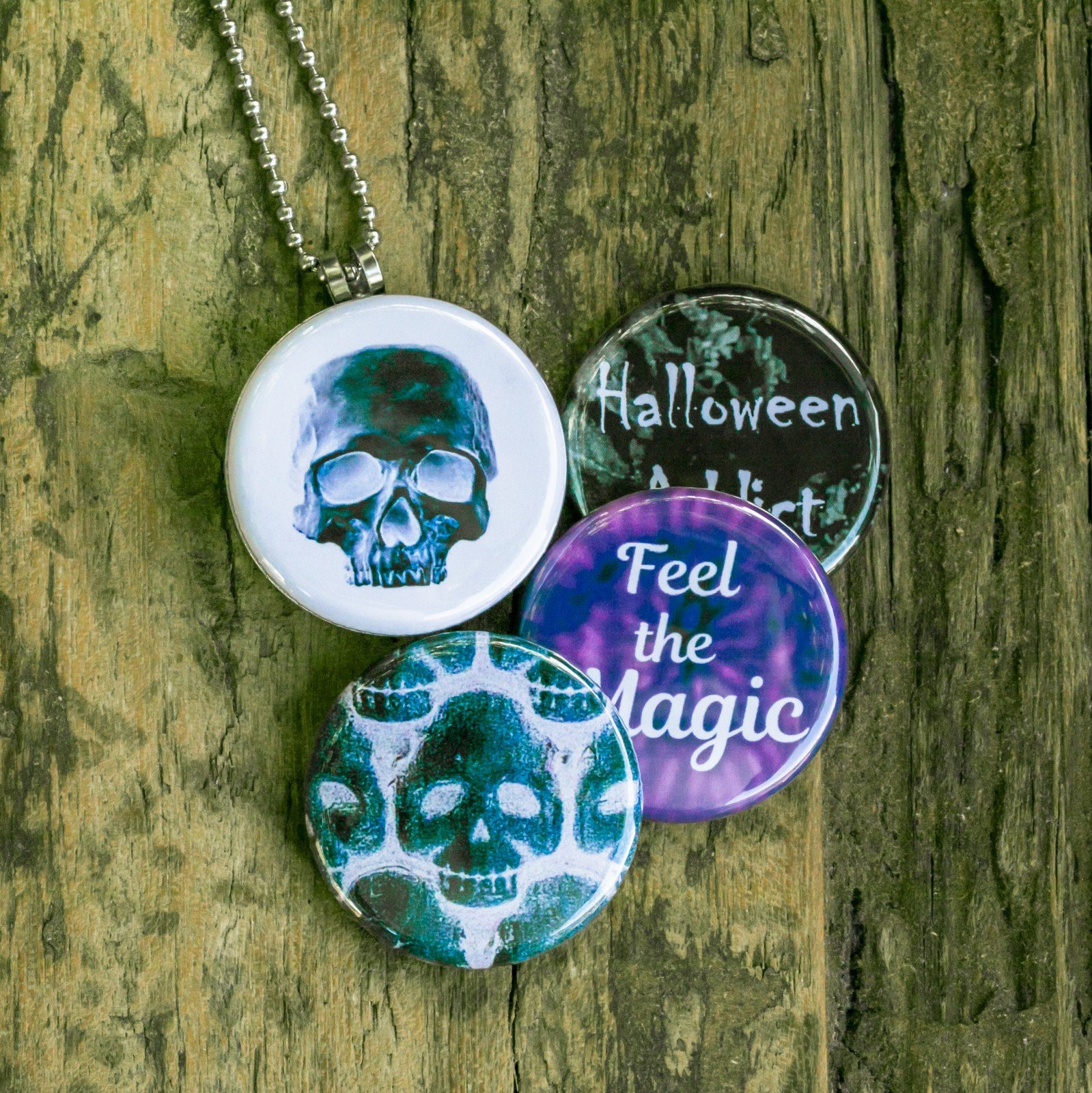 Roestvrij stalen fotomedaillon ketting met drie verschillende verwiss… - 91923 Roestvrij stalen fotomedaillon ketting met drie verschillende verwisselbare voorkanten met foto`s van griezelige halloween items,spooky donkere halloween ketting.Rvs/roestvrij stalen fotomedaillon.