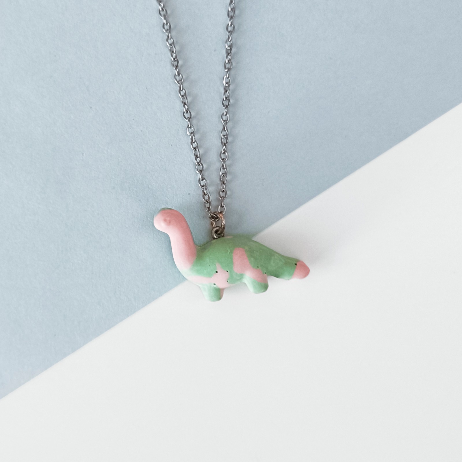 Ketting met roze en groene diplodocus hanger