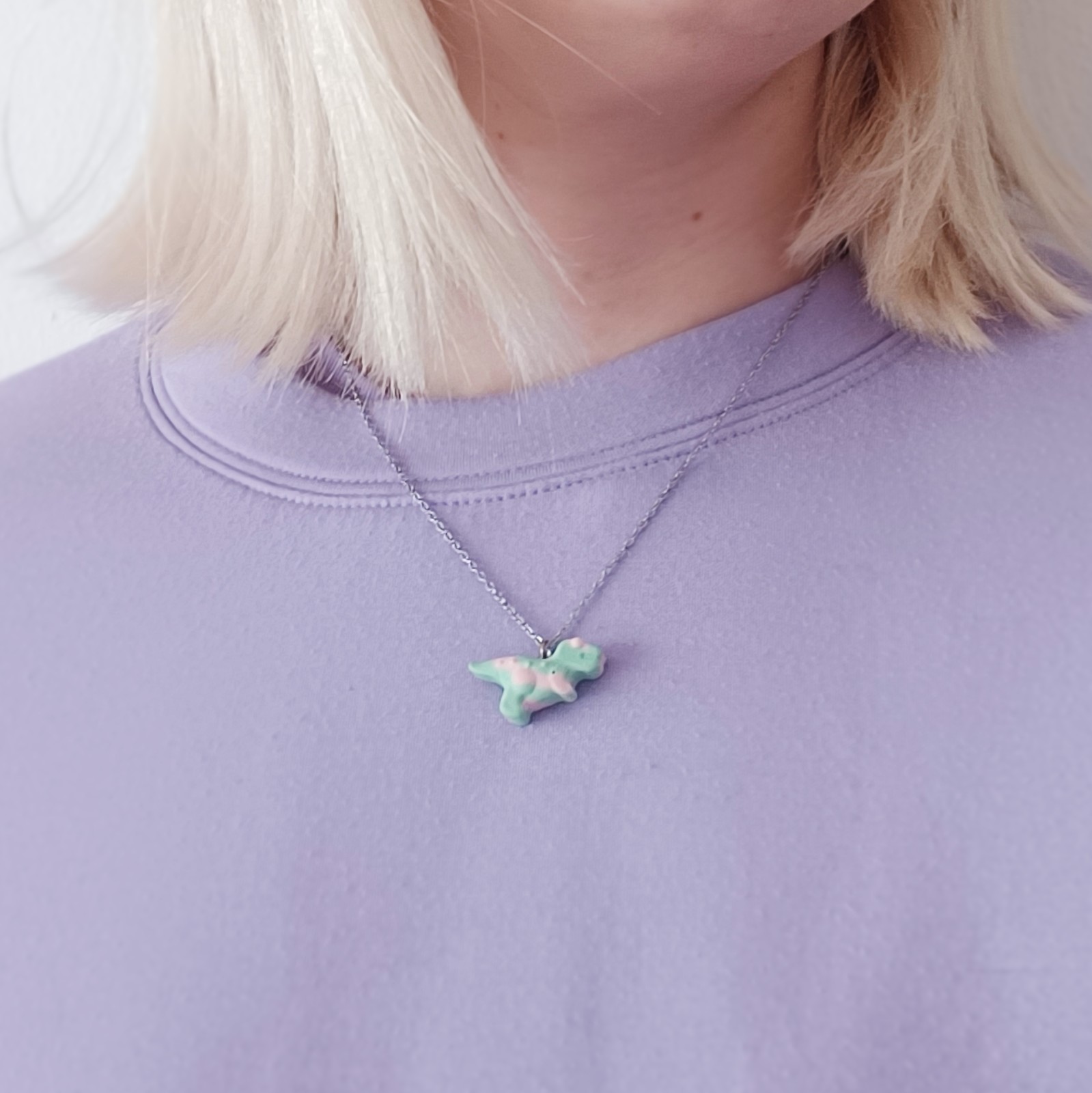 Ketting met roze en groene t-rex hanger - 104302 Ketting met roze en groene t-rex hanger