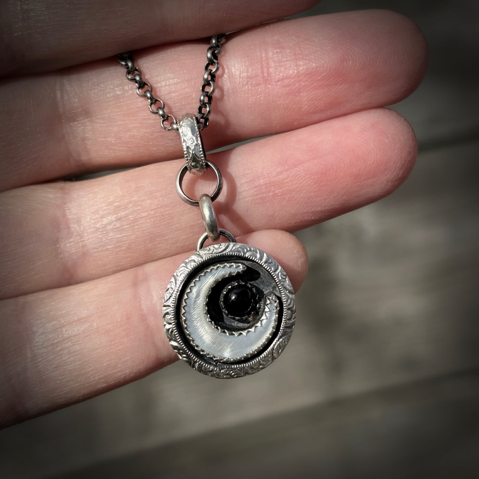 Handgemaakte zilveren hanger met onyx en parelmoer schelp maan