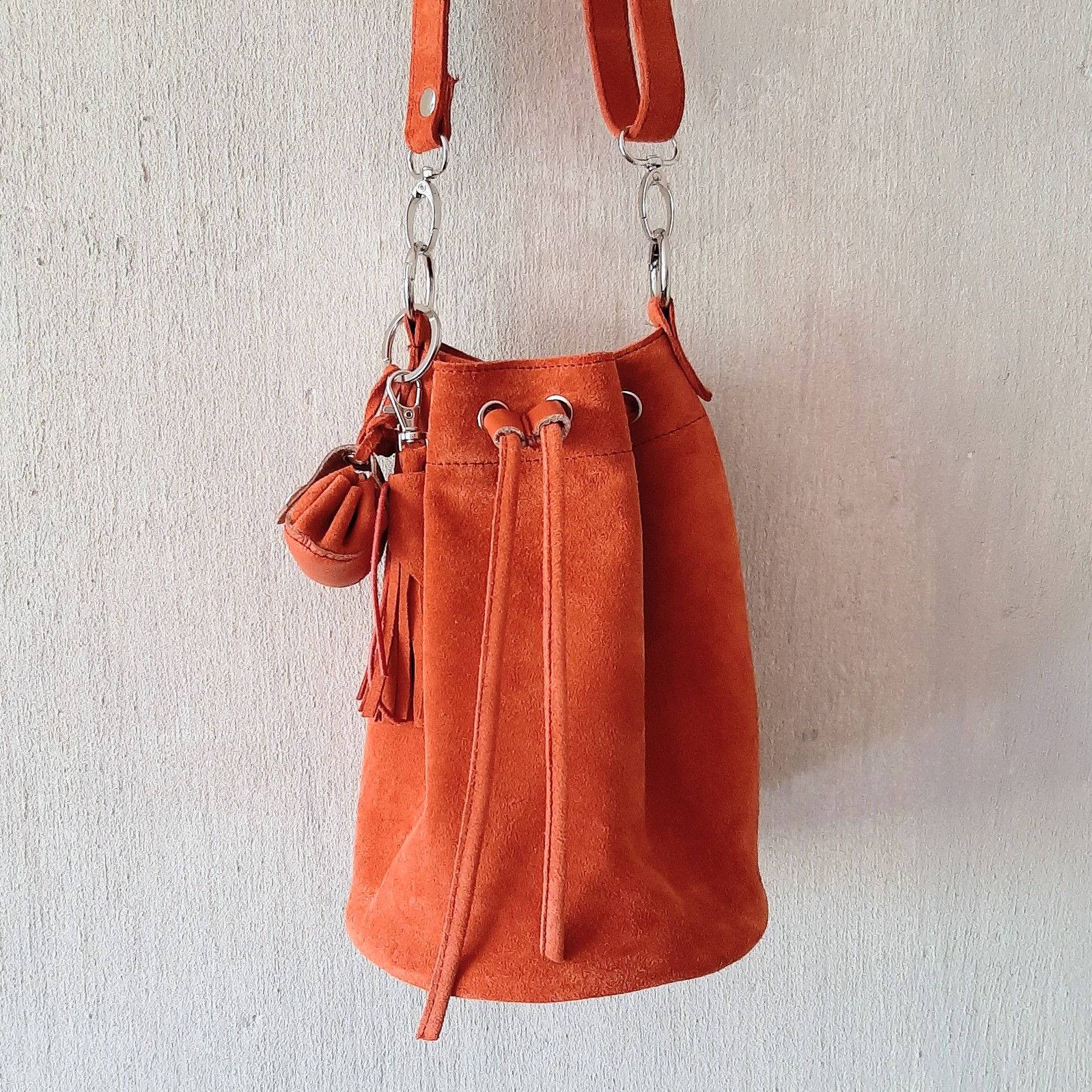 Suede Bucketbag, uniek, inclusief een bijpassende sleutelhanger met m… - 121338 Suede Bucketbag, uniek, inclusief een bijpassende sleutelhanger met minitasje en flos.