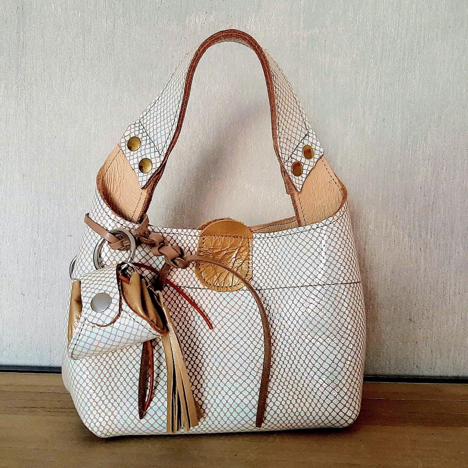 Leren handtas met bijpassende Bag charm