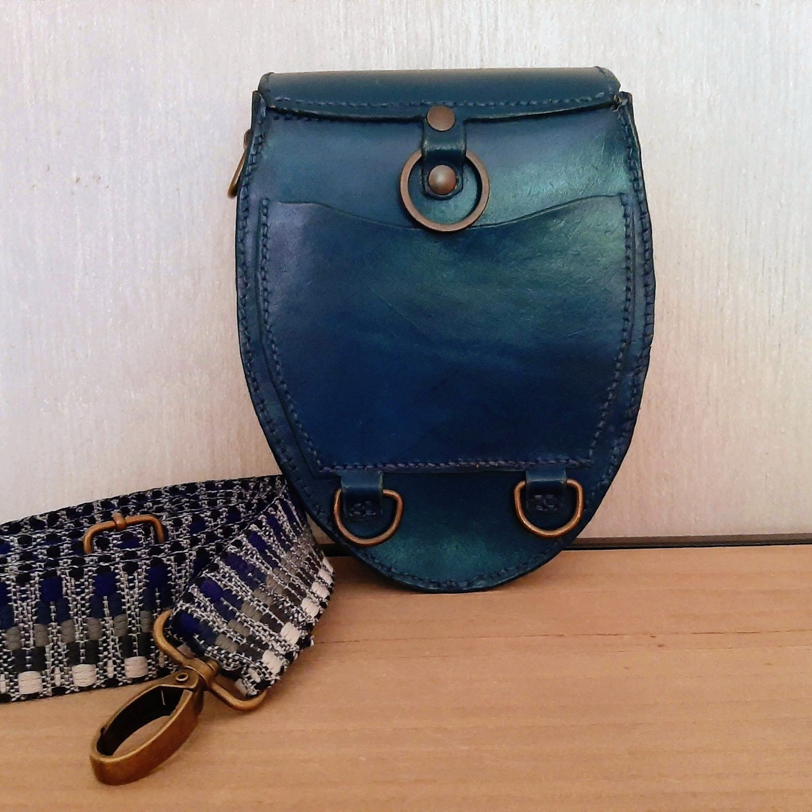 Vintagelook schoudertasje,rugtasje. Handgemaakt van plataardige gelooid leer