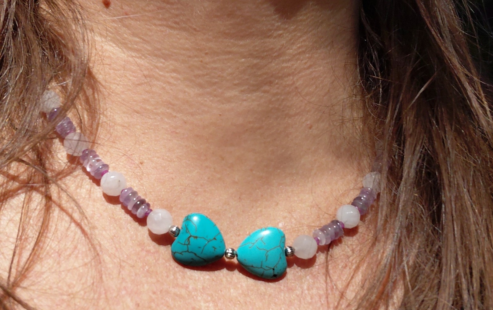 Blue Heart: ketting met twee turquenietharten, rozekwarts, amethist en robijntjes