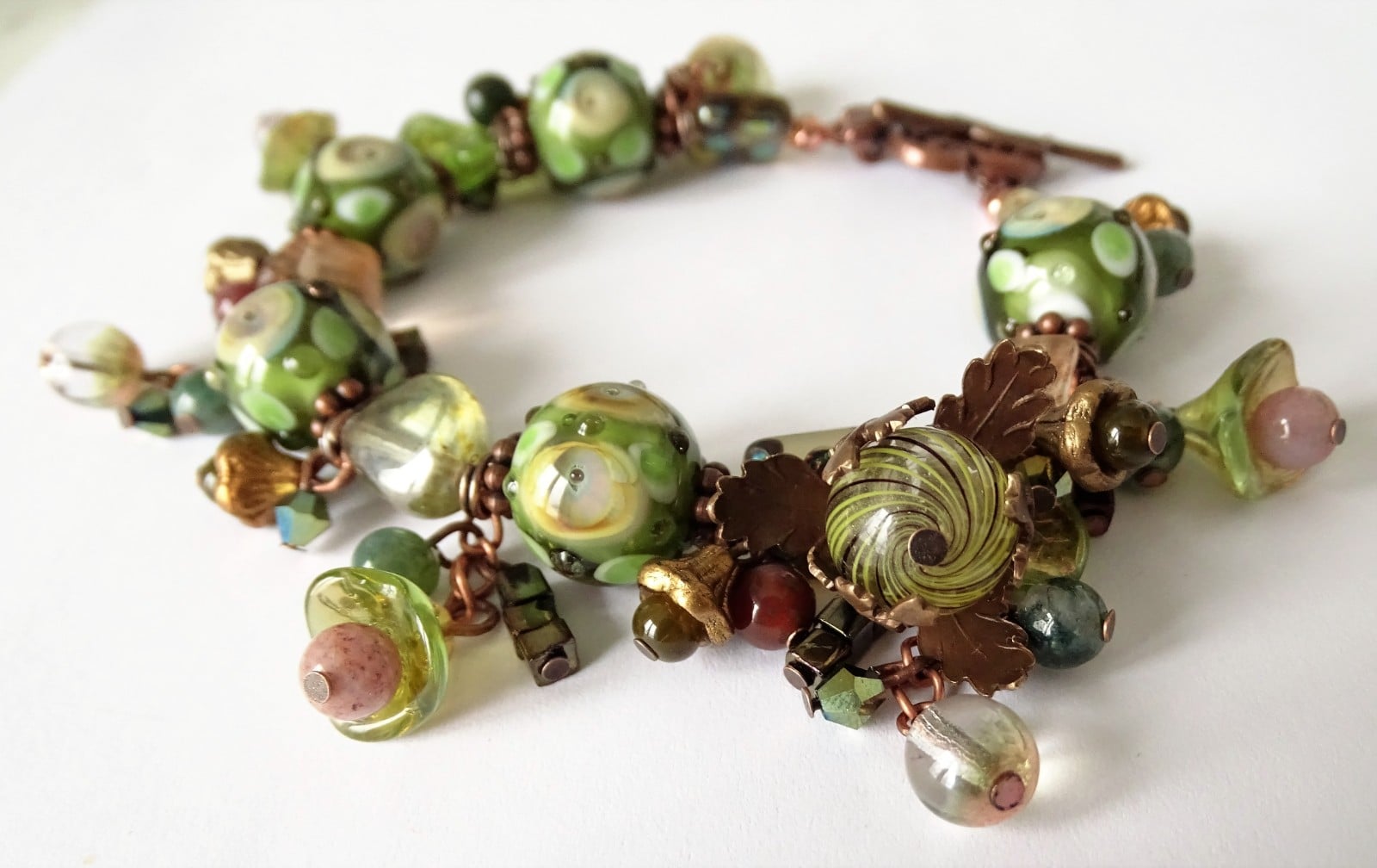 Bosgroene Statement Armband – Handgemaakte Lampwork Glaskralen & Vi… - 149803 Bosgroene Statement Armband – Handgemaakte Lampwork Glaskralen & Vintaj Brass