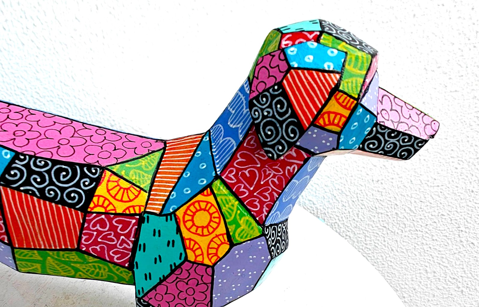 Kleurrijke Origami Teckel – Uniek handgeschilderd duurzaam kunstobject
