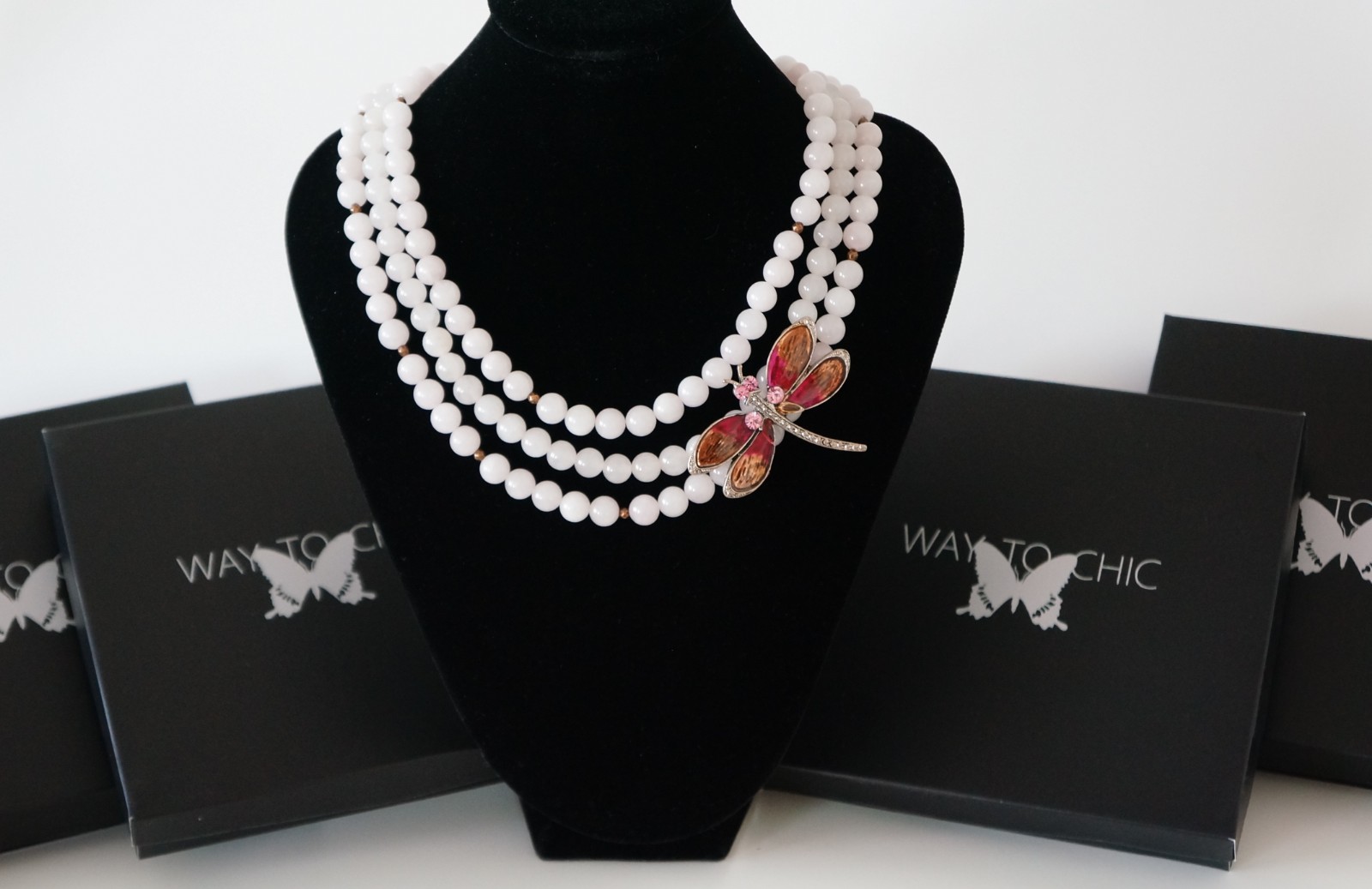 Unieke statement rozenkwartsketting met vintage broche op zijde