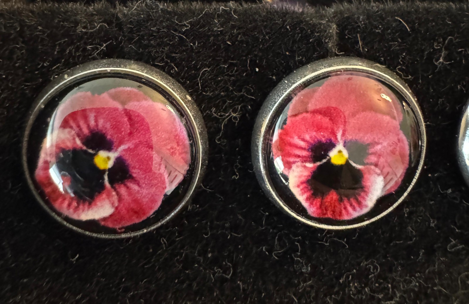 Rode mooie kleine oorknopjes