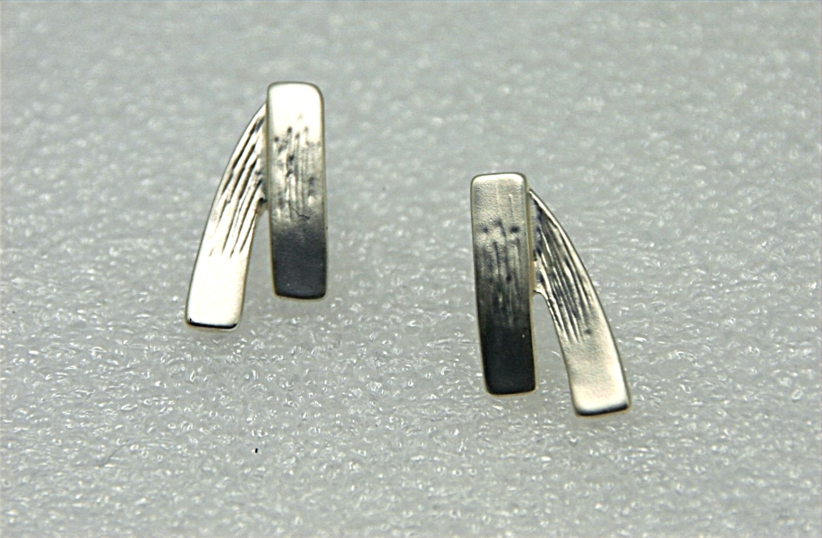 V Wave matte zilveren knoopoorbellen