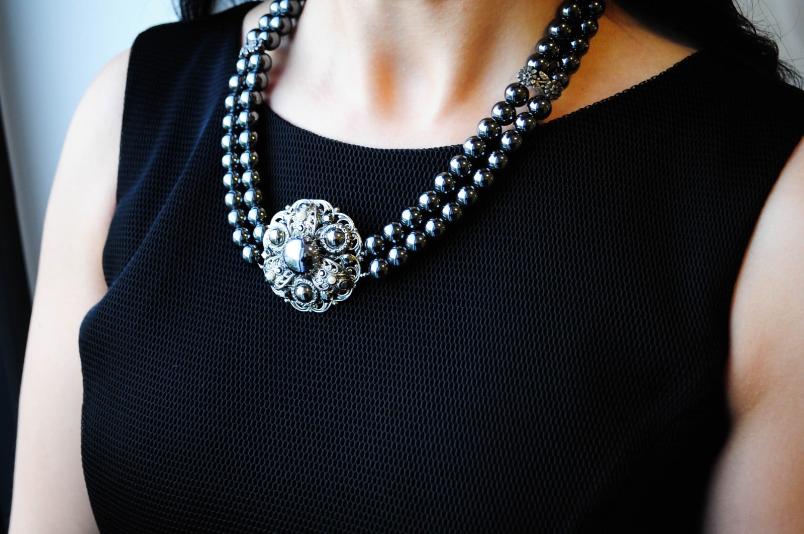 Hematiet ketting met vintage broche - uniek stuk