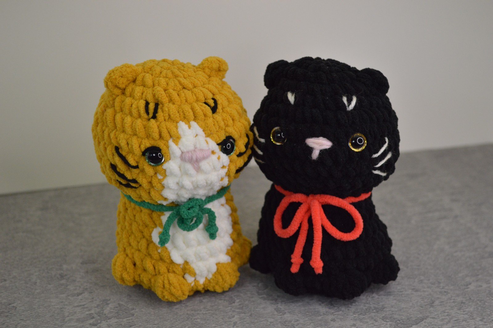 Cute sitting cats/ Schattig gehaakt zittend katjes: blanket en velvet garen