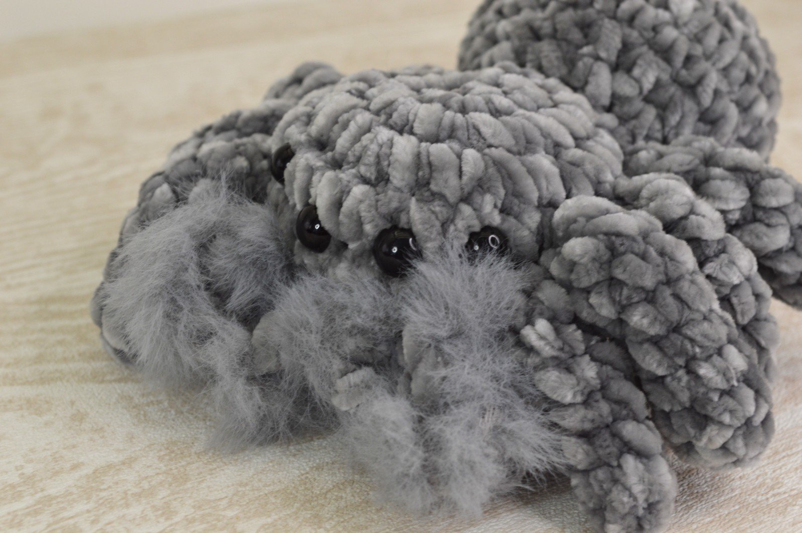 Spider- Spin knuffel - 47280.jpeg Zachte Spider-Spin knuffel: gehaakte velvet knuffels voor Halloween en spinnenliefhebbers,