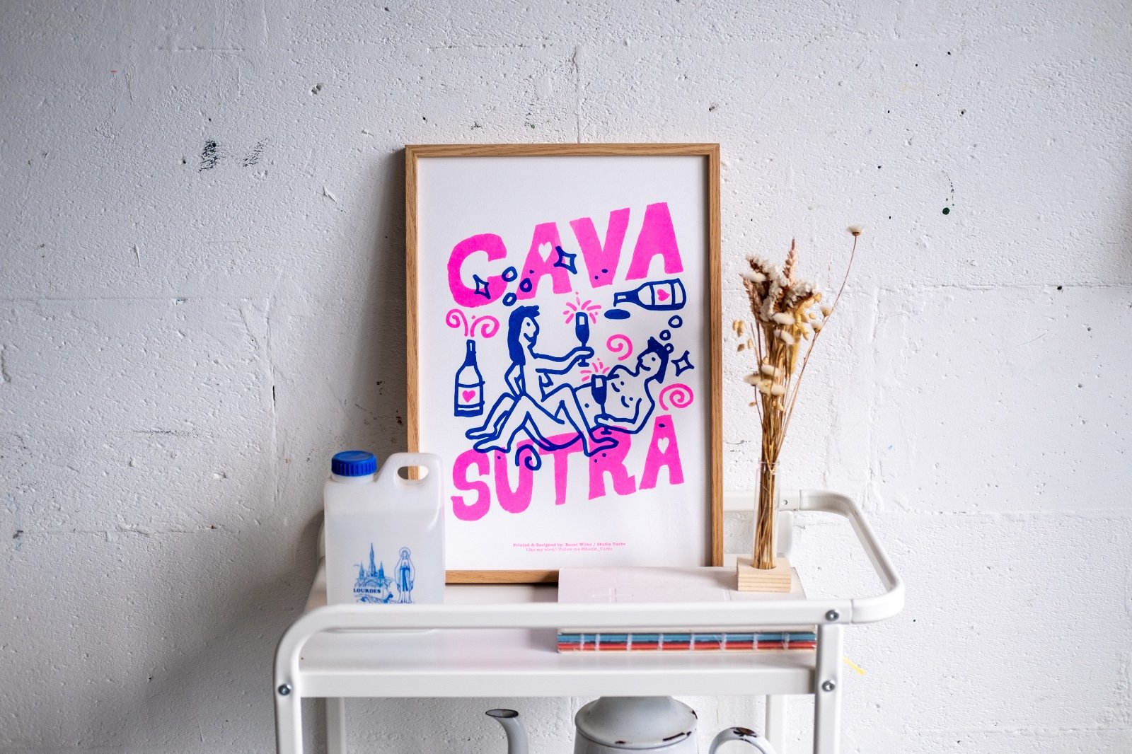 Cava Sutra - 100710 Grappige Risoprint met illustratie van stelletje dat aan Cavasutra doet
