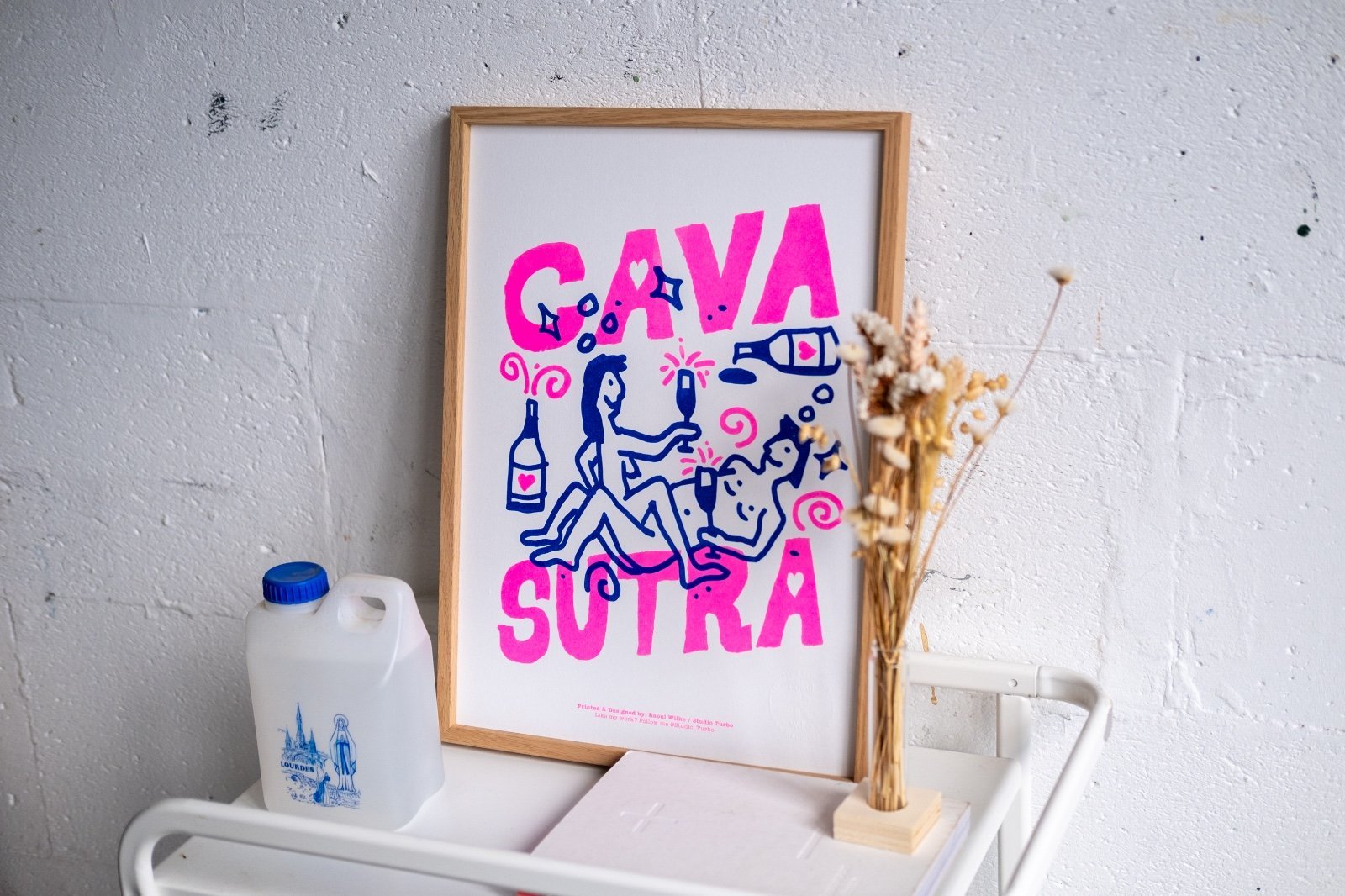 Cava Sutra - 100712 Grappige Risoprint met illustratie van stelletje dat aan Cavasutra doet