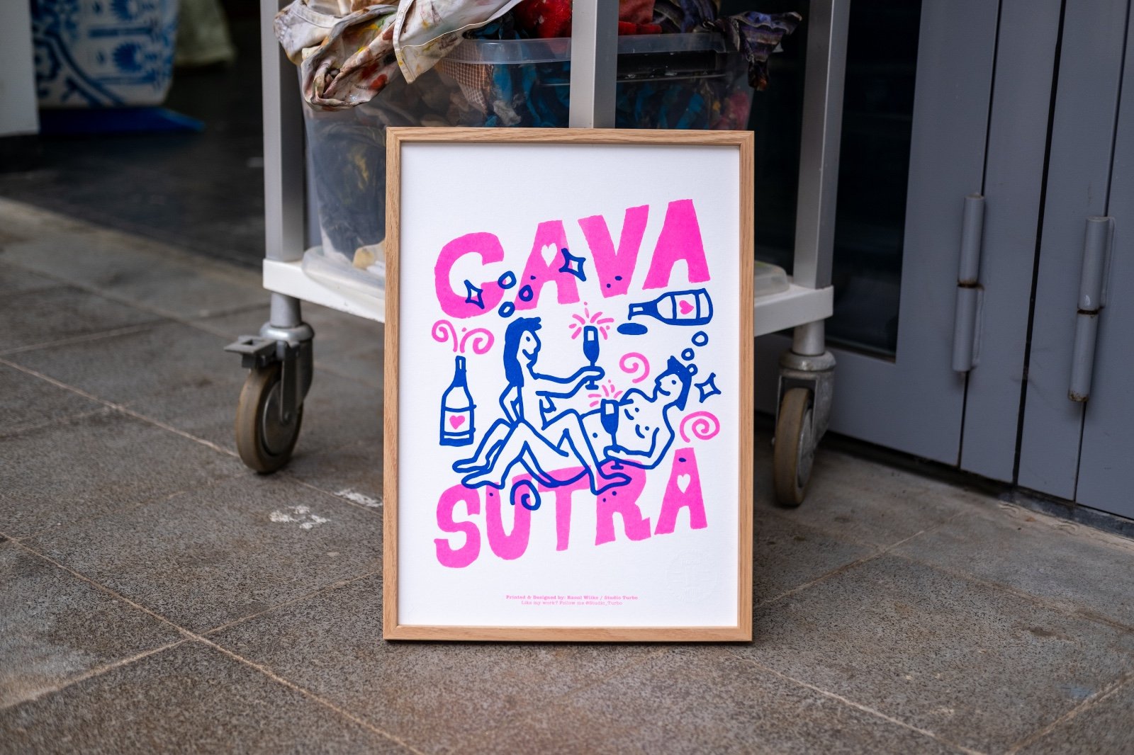 Cava Sutra - 100713 Grappige Risoprint met illustratie van stelletje dat aan Cavasutra doet