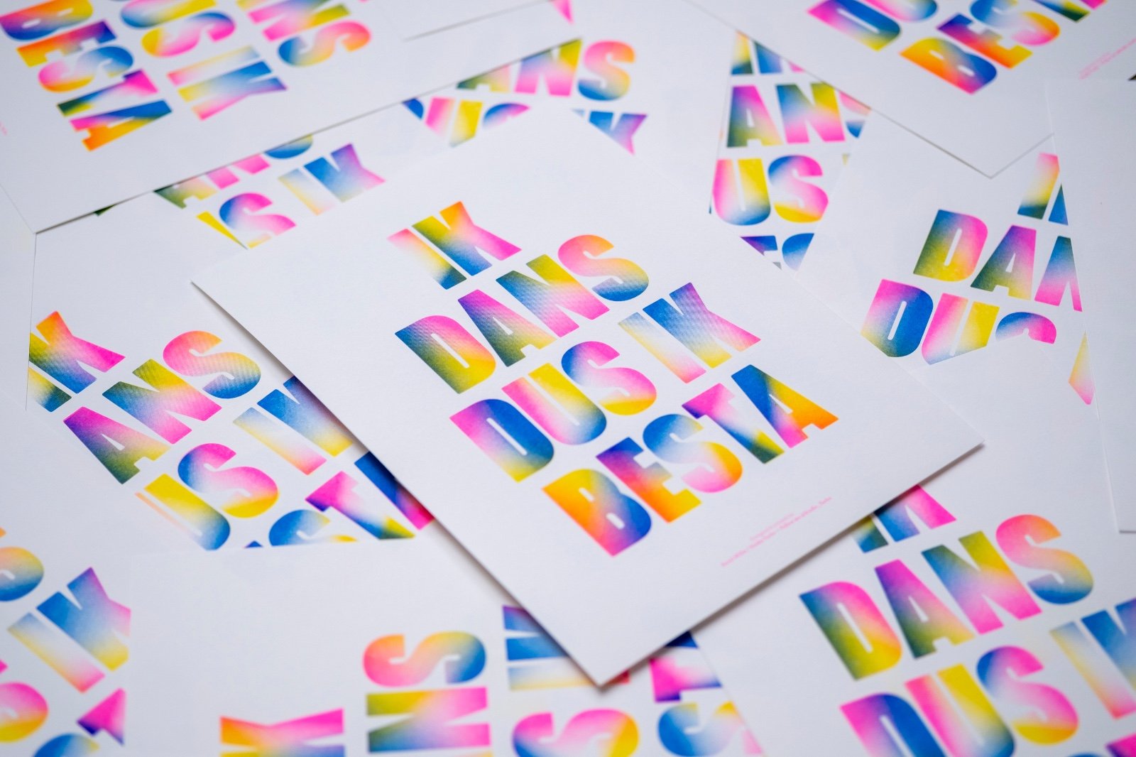 Ik Dans Dus Ik Besta - 100691 Ik Dans Dus Ik Besta Risoprint Poster met neon kleur