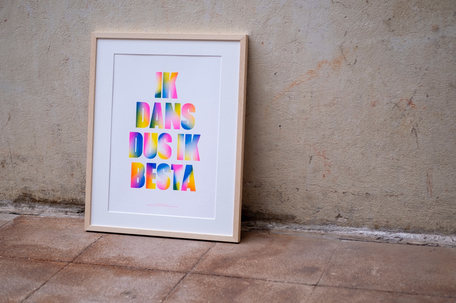 Ik Dans Dus Ik Besta - 100694 Ik Dans Dus Ik Besta Risoprint Poster met neon kleur