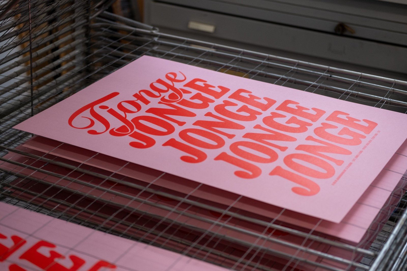 Tjonge Jonge Poster - 100664 Roze zeefdruk poster met quote - Tjonge Jonge Jonge