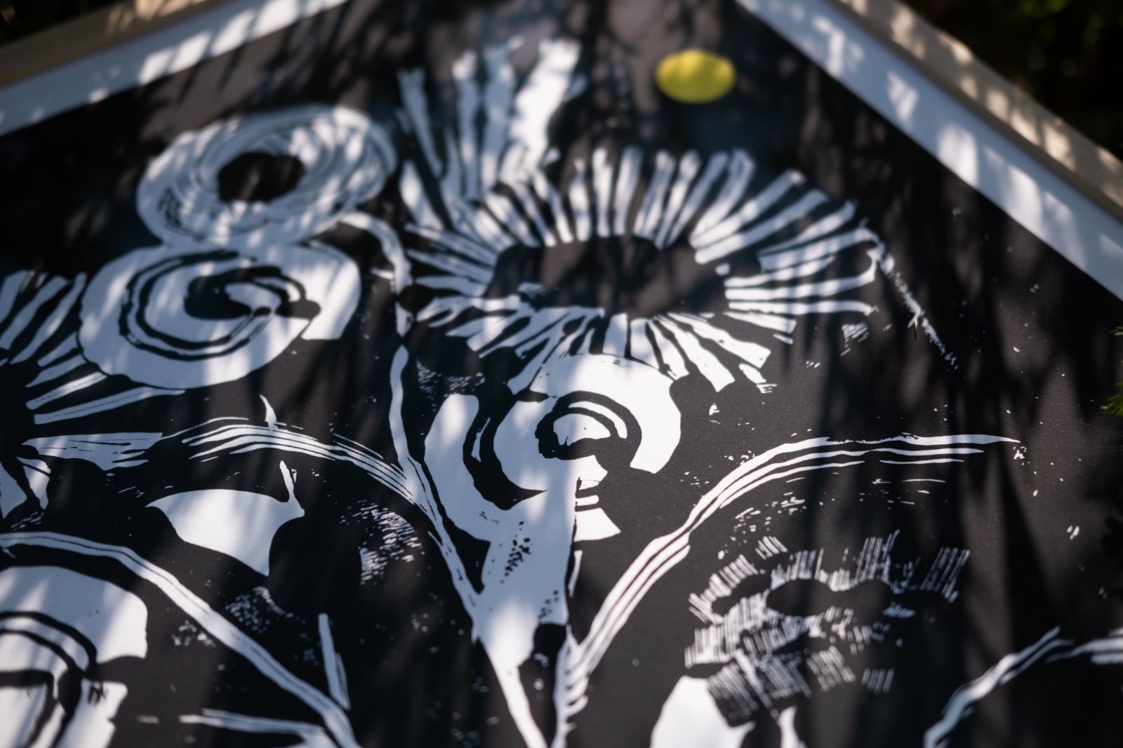 Gelimiteerde zeefdruk van vaas met abstracte bloemen