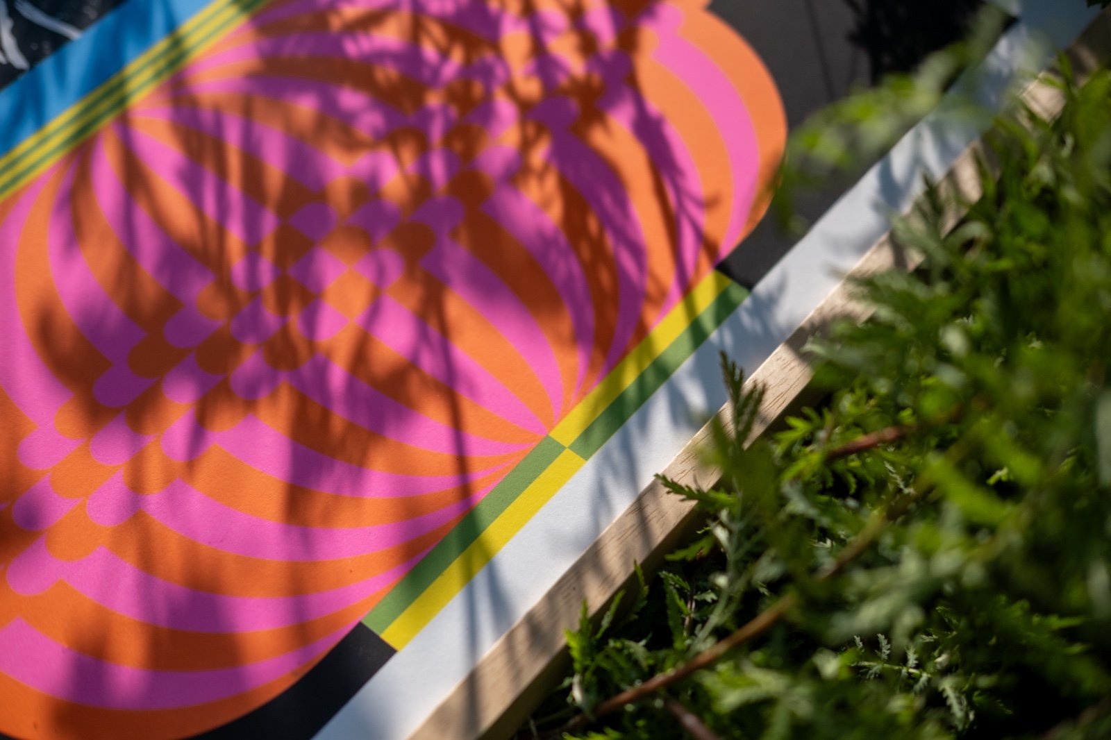 Gelimiteerde zeefdruk van vaas met abstracte bloemen