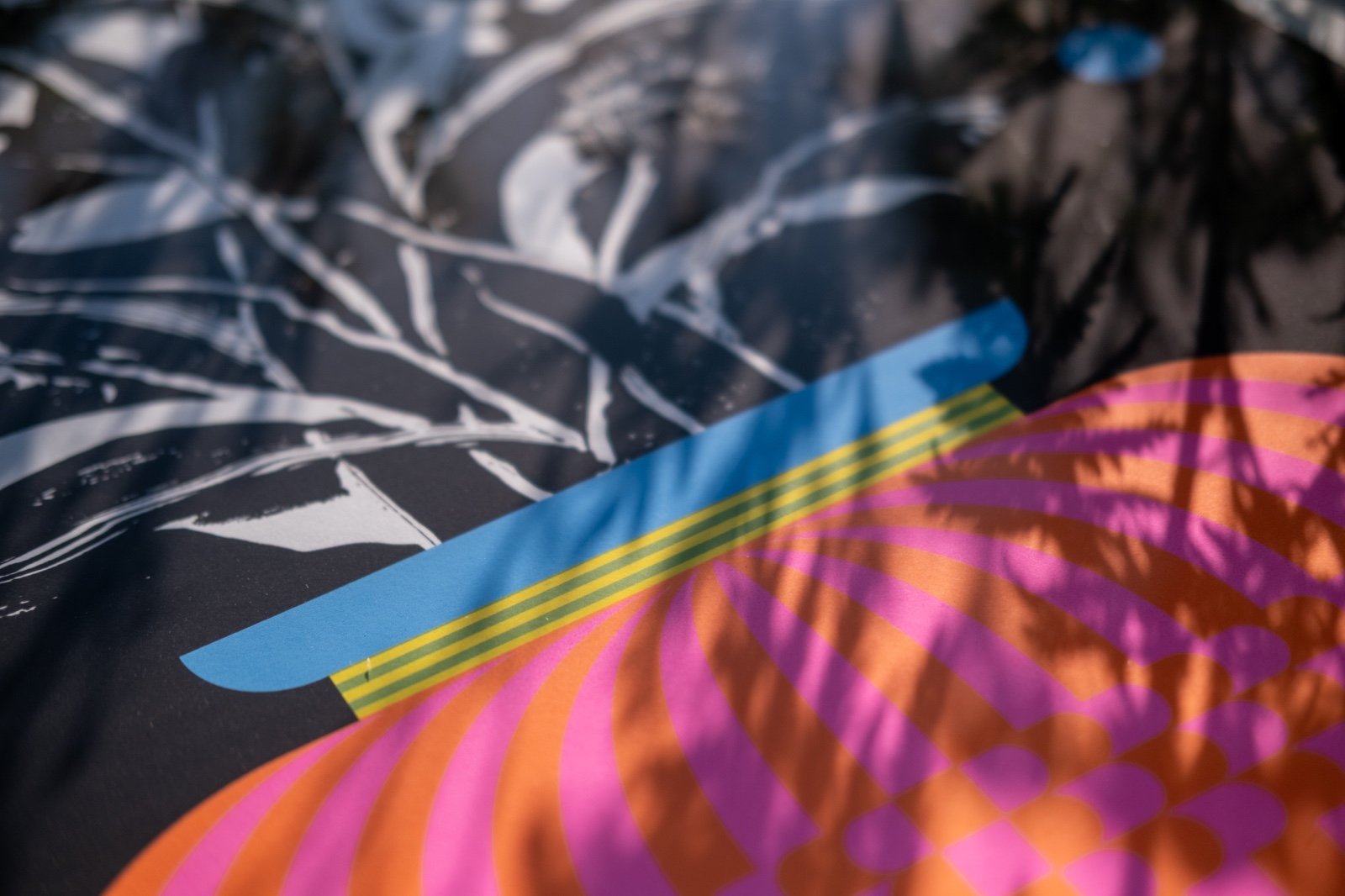 Gelimiteerde zeefdruk van vaas met abstracte bloemen