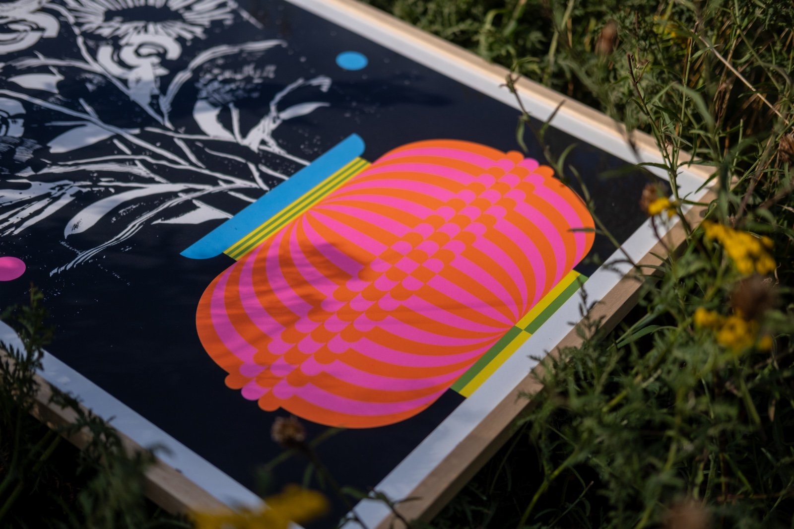 Gelimiteerde zeefdruk van vaas met abstracte bloemen