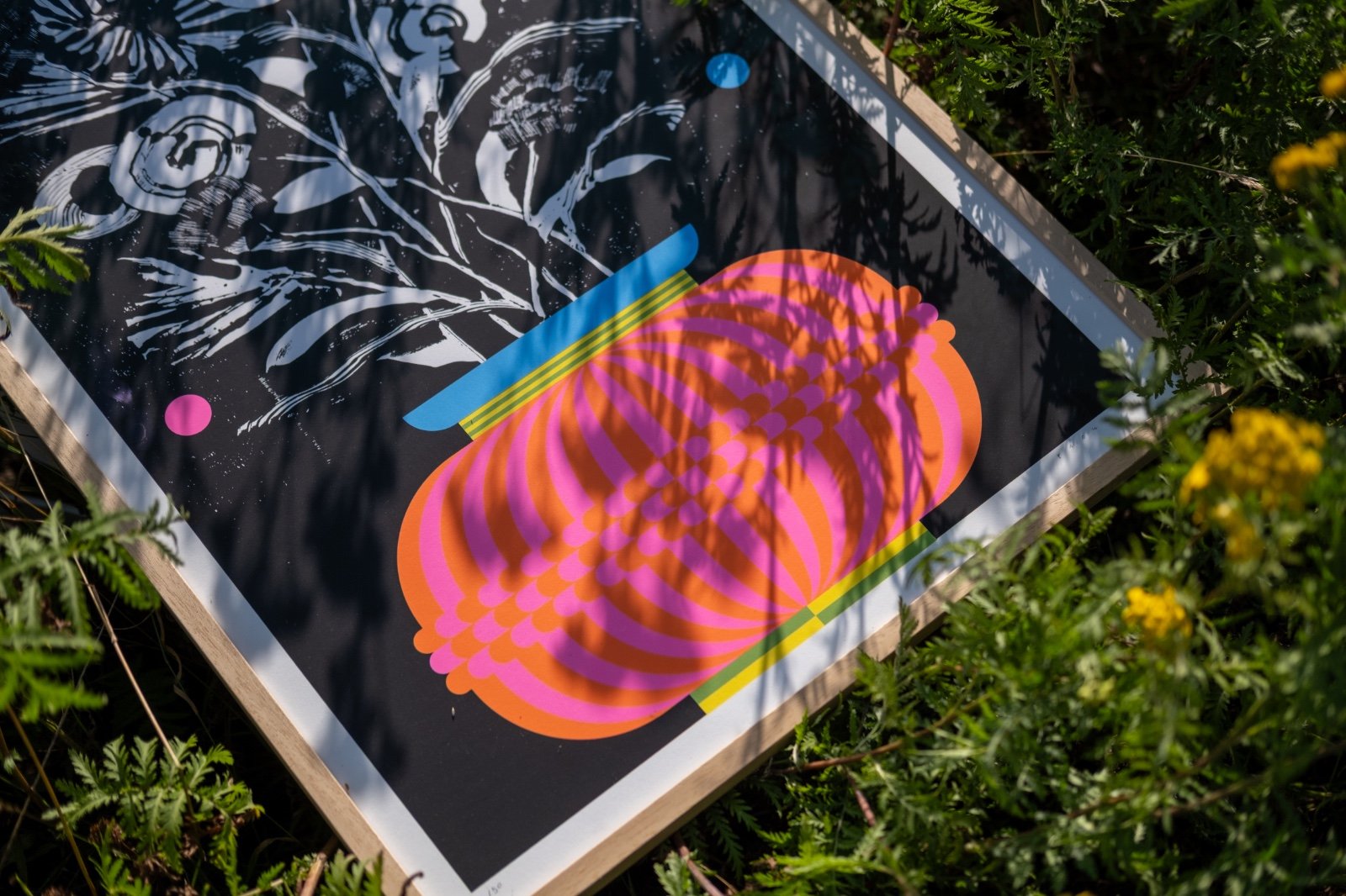 Gelimiteerde zeefdruk van vaas met abstracte bloemen