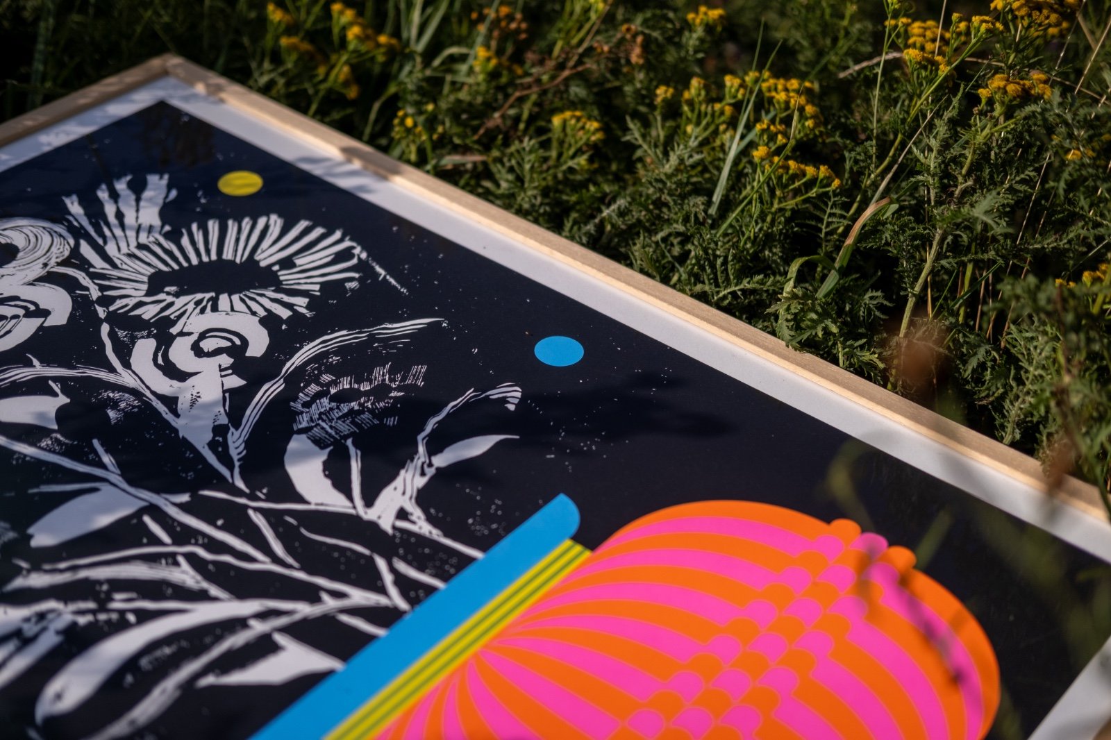 Gelimiteerde zeefdruk van vaas met abstracte bloemen