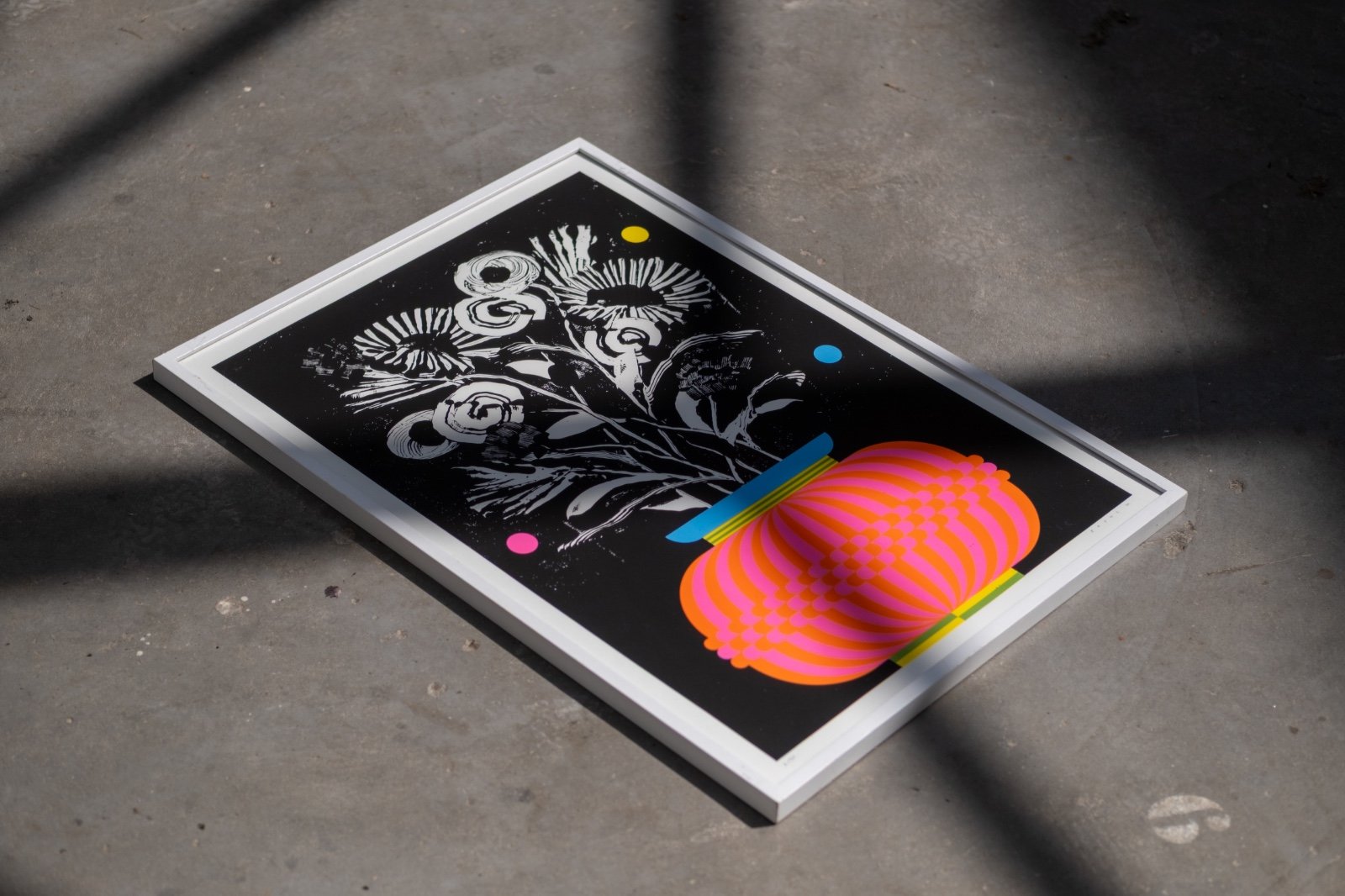 Gelimiteerde zeefdruk van vaas met abstracte bloemen