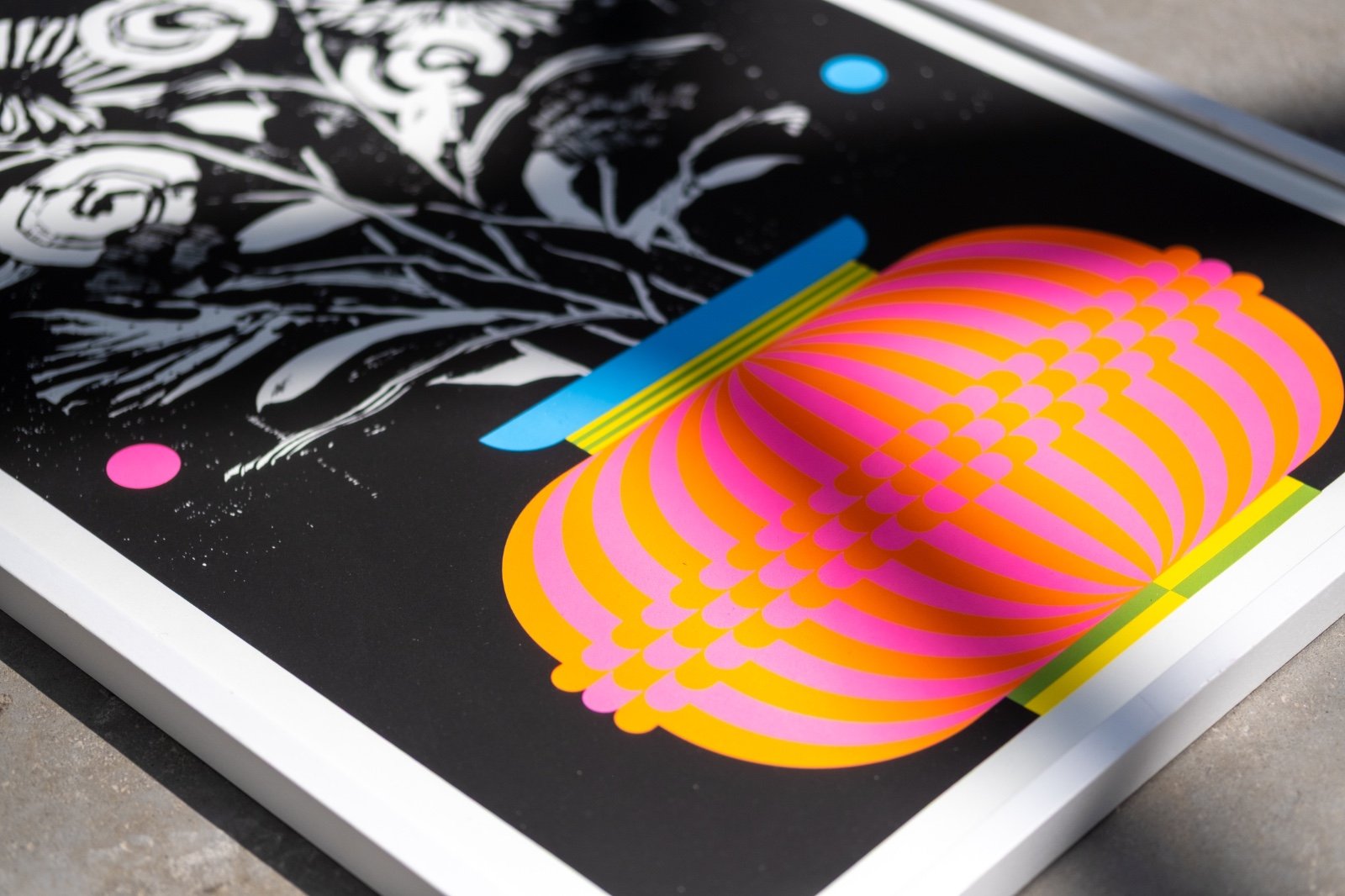 Gelimiteerde zeefdruk van vaas met abstracte bloemen