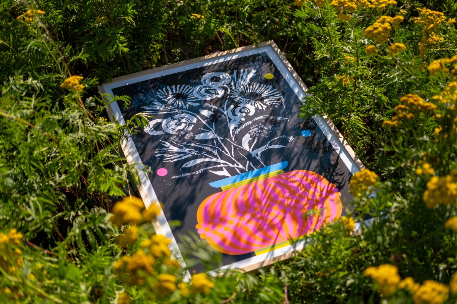 Gelimiteerde zeefdruk van vaas met abstracte bloemen