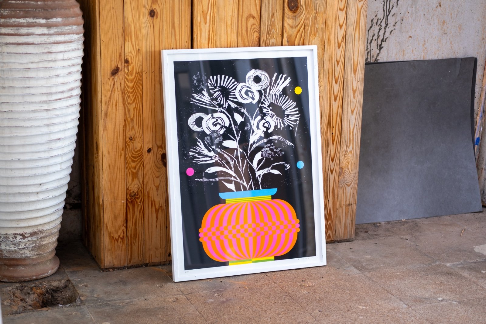 Gelimiteerde zeefdruk van vaas met abstracte bloemen