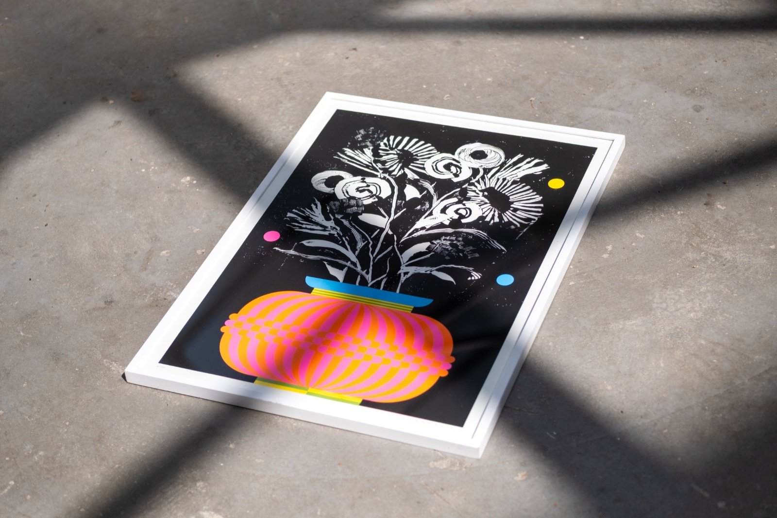 Gelimiteerde zeefdruk van vaas met abstracte bloemen