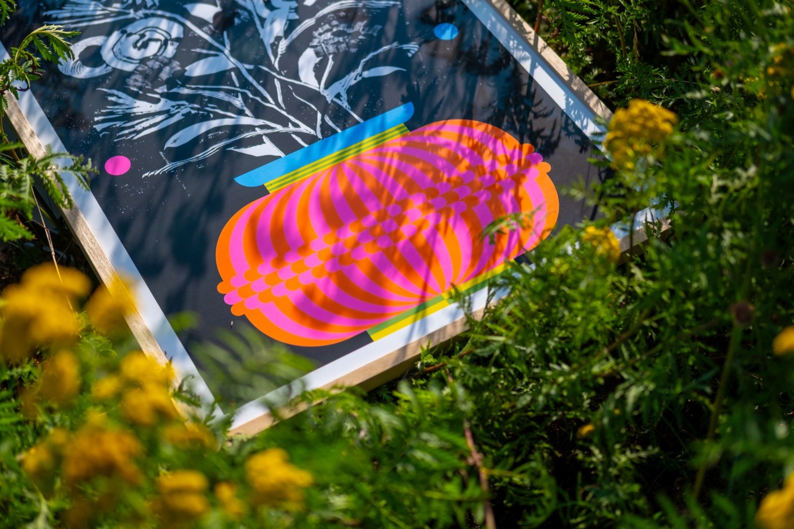 Gelimiteerde zeefdruk van vaas met abstracte bloemen