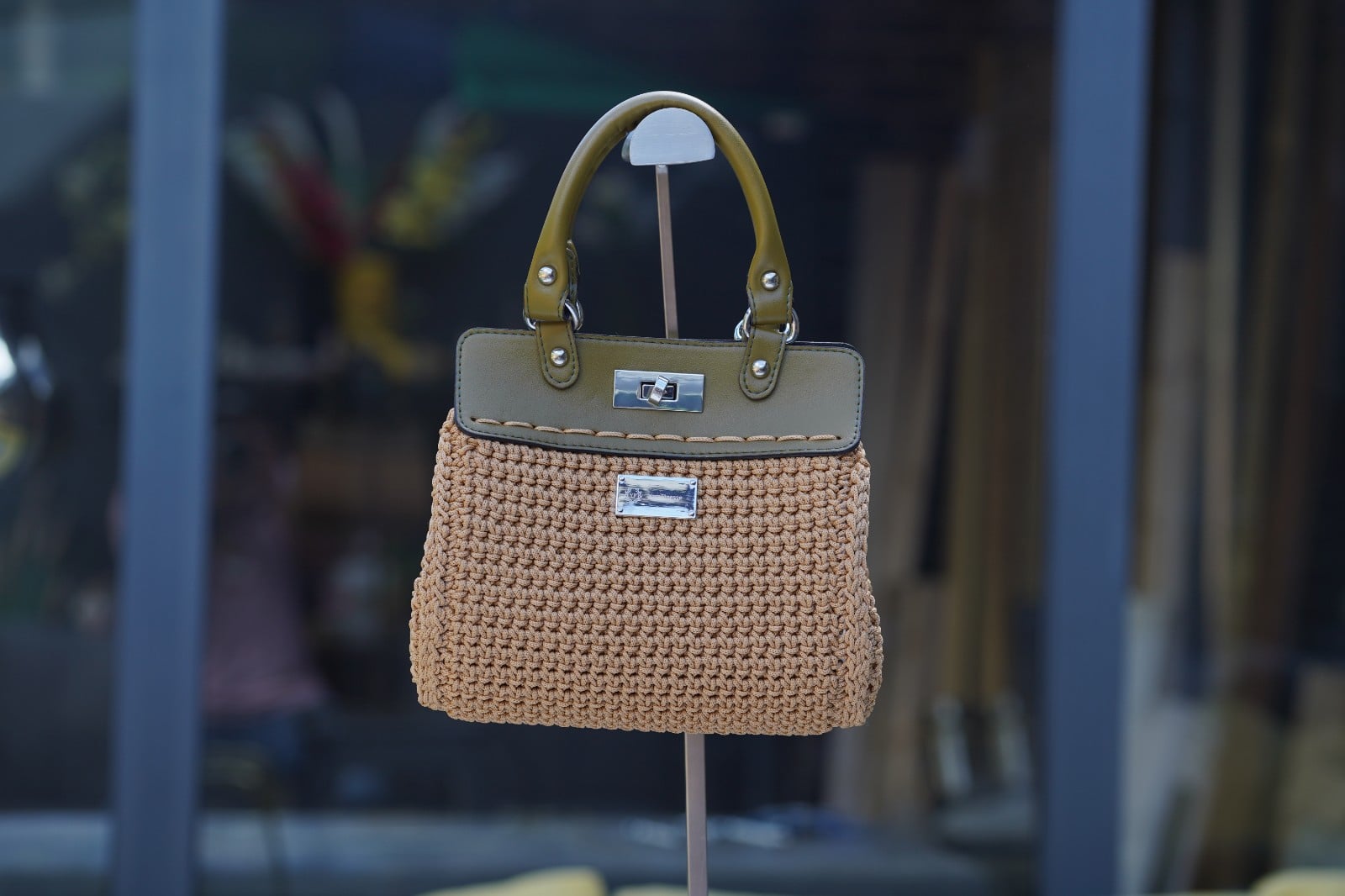 Gehaakte handtas met Eco lederen accessoires in olijf groen