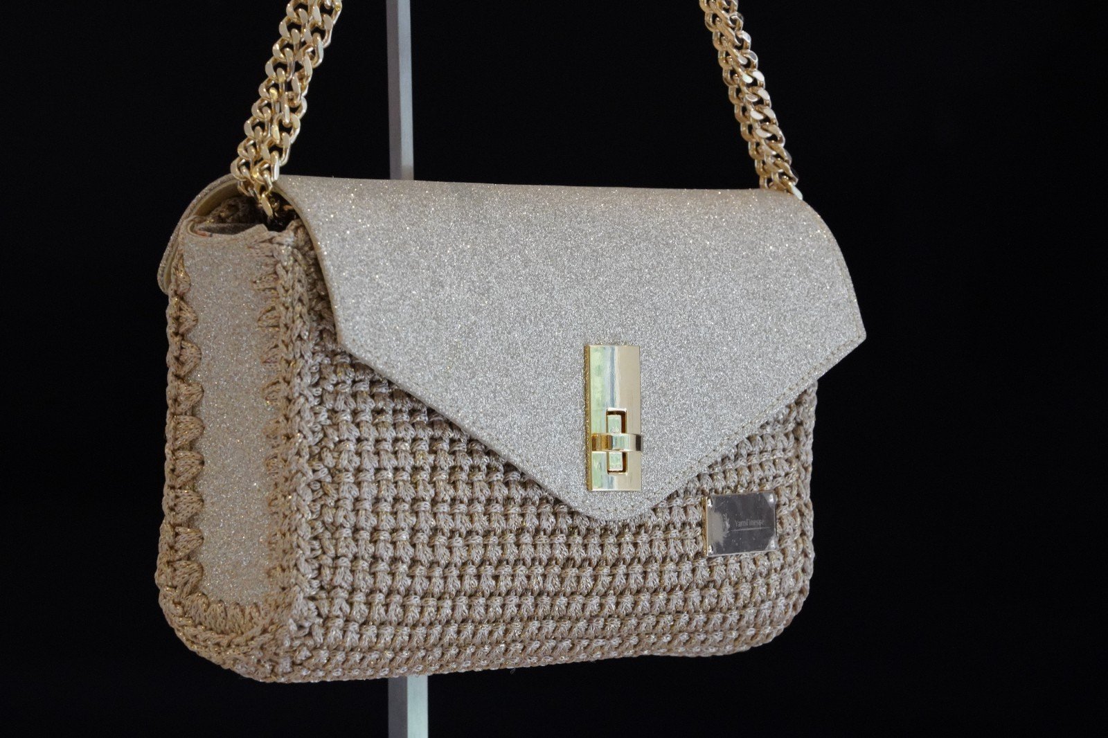 Goudkleurige handgemaakte schoudertas met glitter en haakwerk - 102206 Goudkleurige handgemaakte schoudertas met glitter en haakwerk