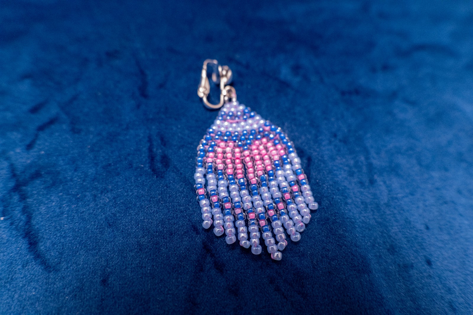 Fringe oorbellen met roze hart in ijsblauw - korte handgemaakte oorbellen