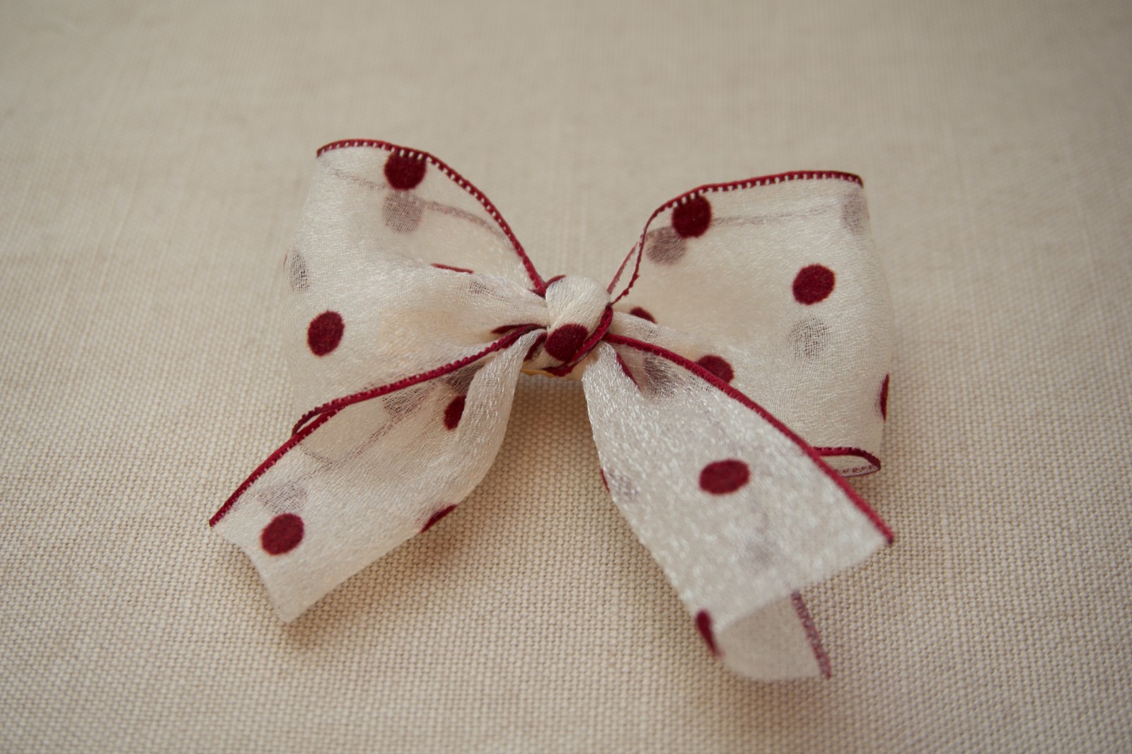 Haarclip strik wit met rode stippen