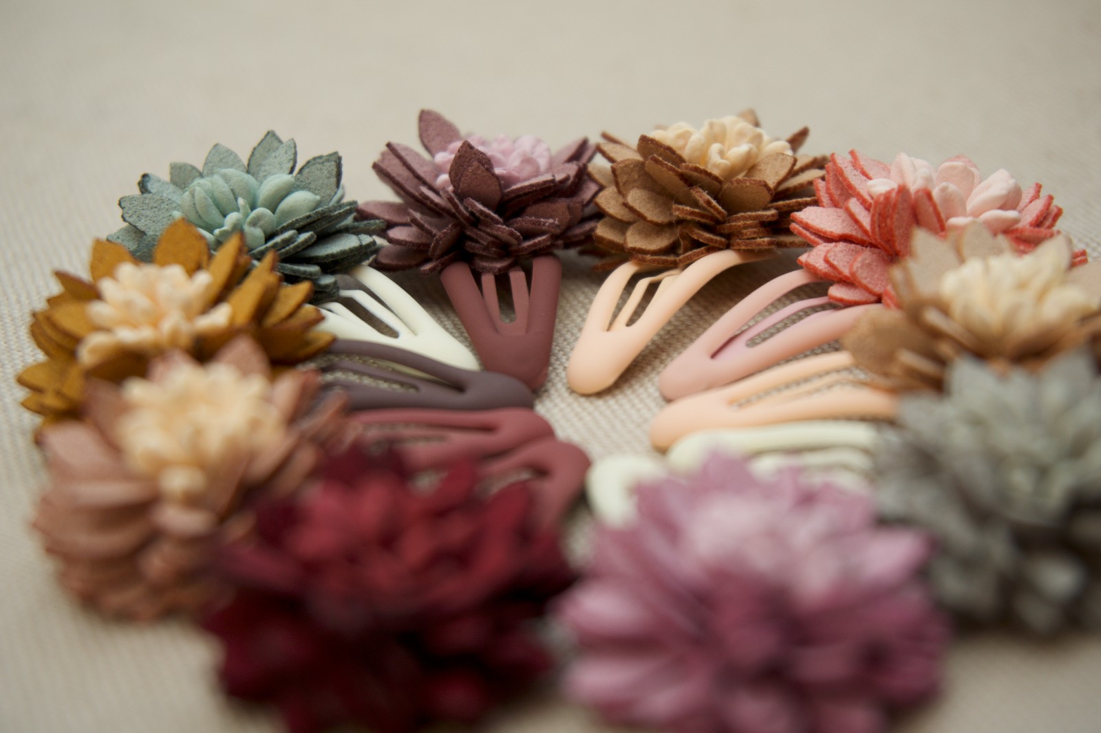 Mini haarspelden met bloemen van kunstleer