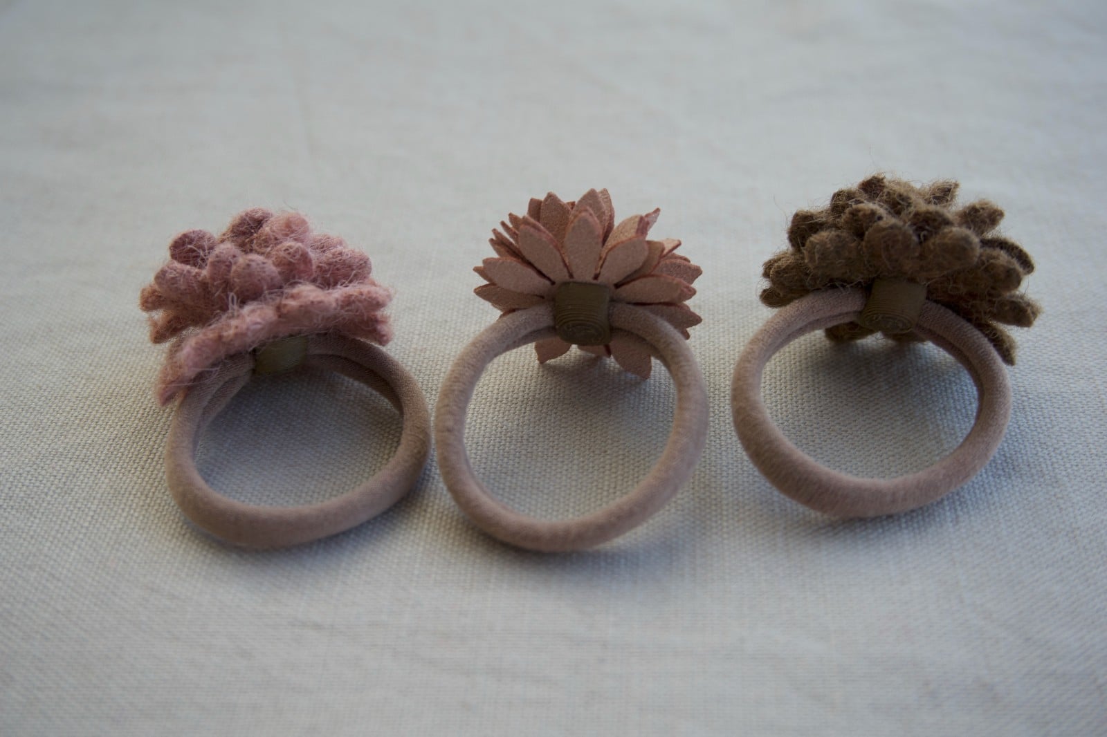 Set 3x elastieken bloemen neutraal (wol en kunstleer in diverse kleuren)