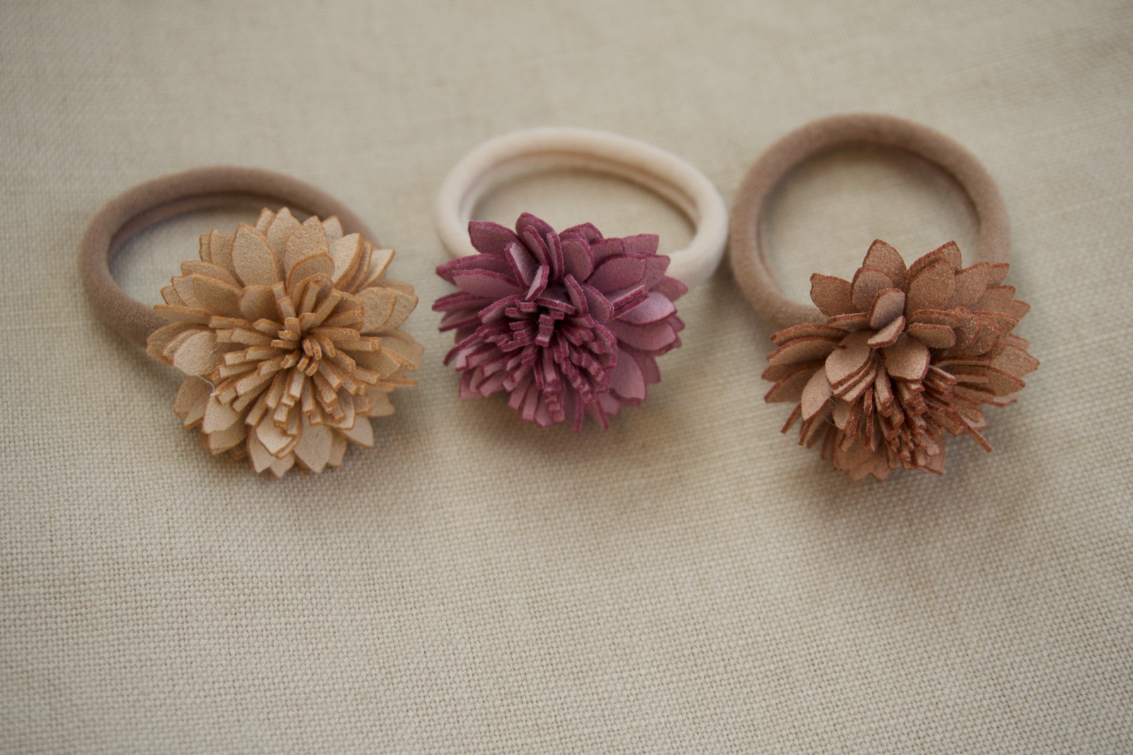 Set 3x elastieken bloemen neutraal (wol en kunstleer in diverse kleuren)