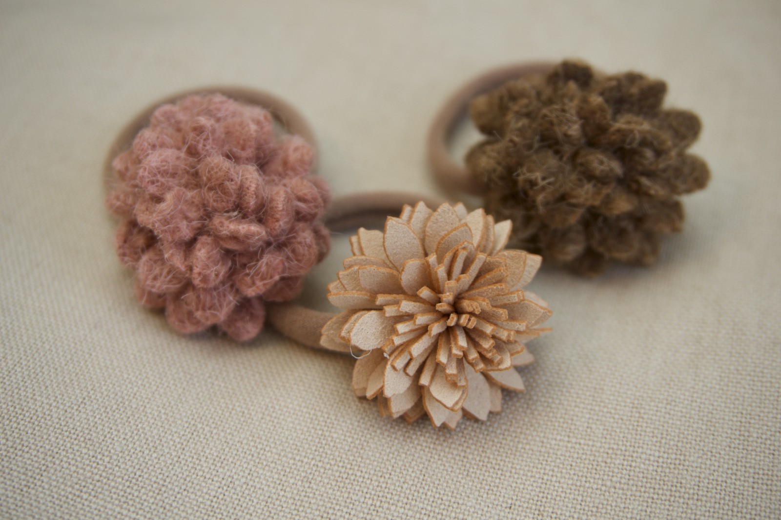 Set 3x elastieken bloemen neutraal (wol en kunstleer in diverse kleuren)