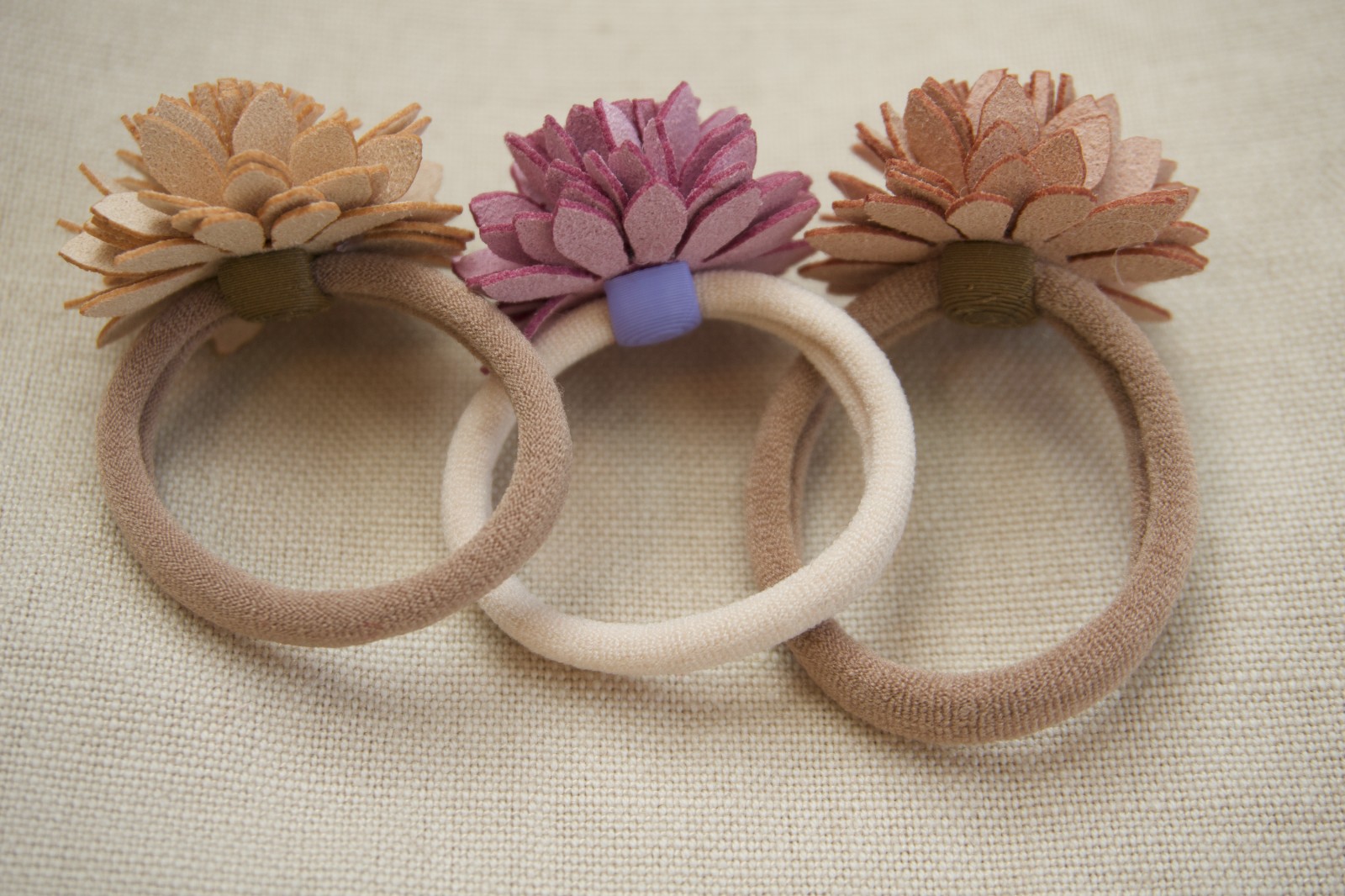 Set 3x elastieken bloemen neutraal (wol en kunstleer in diverse kleuren)