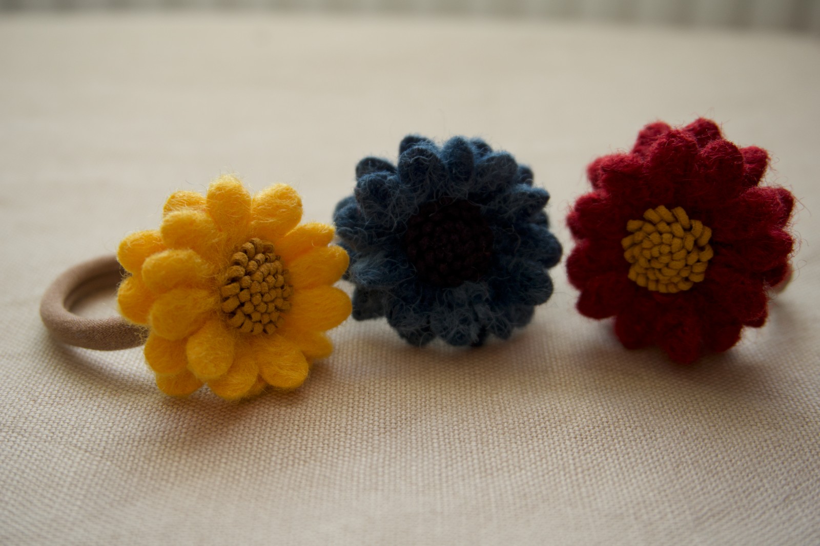 Set 3x elastieken bloemen neutraal (wol en kunstleer in diverse kleuren)