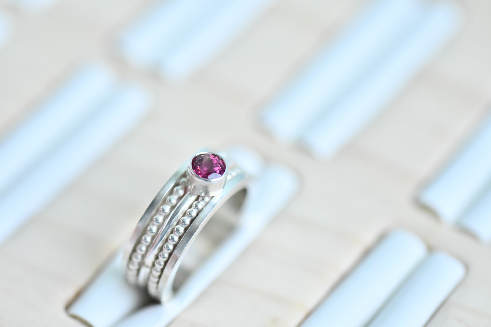 Vier zilveren ringen samengevoegd tot één – met roze toermalijn - 114717 Vier zilveren ringen samengevoegd tot één – met roze toermalijn