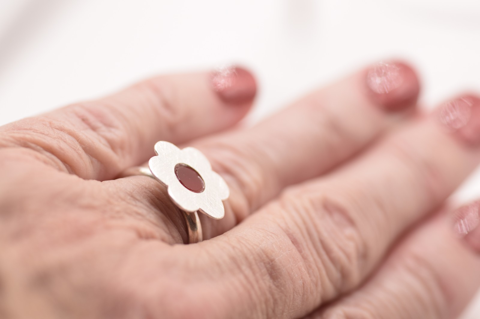 Zilveren ring met bloem en carneool hart