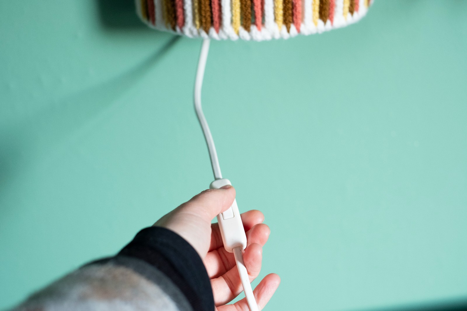 Unieke 70s style wikkel I-cord muurlamp van garen en houten kralen met E14 fitting en snoer met schakelaar, yarn wrap lamp, sfeervol lampje
